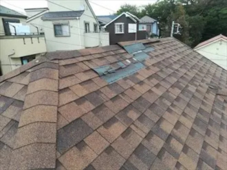 剥がれたアスファルトシングル屋根